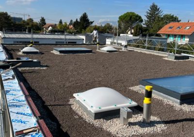 Notre entreprise offre des solutions d'étanchéité de qualité pour votre bâtiment en Suisse Romande. Nos experts en isolation utilisent des résines durables pour améliorer l'efficacité énergétique de votre toit. Notre équipe de ferblantiers professionnels travaille avec soin pour installer des éléments de ferblanterie sur votre toit, assurant ainsi la durabilité de votre toiture. Faites confiance à notre artisanat professionnel pour des travaux de toiture de qualité supérieure